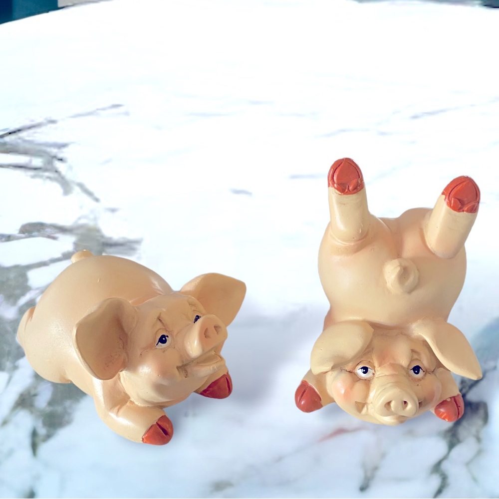 2 cute pig figurines